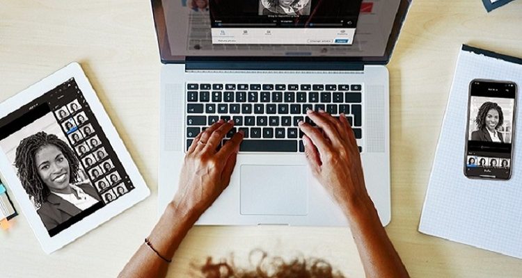 اکیان برای فارسی نوشتن پرامپت عکس لینکدین